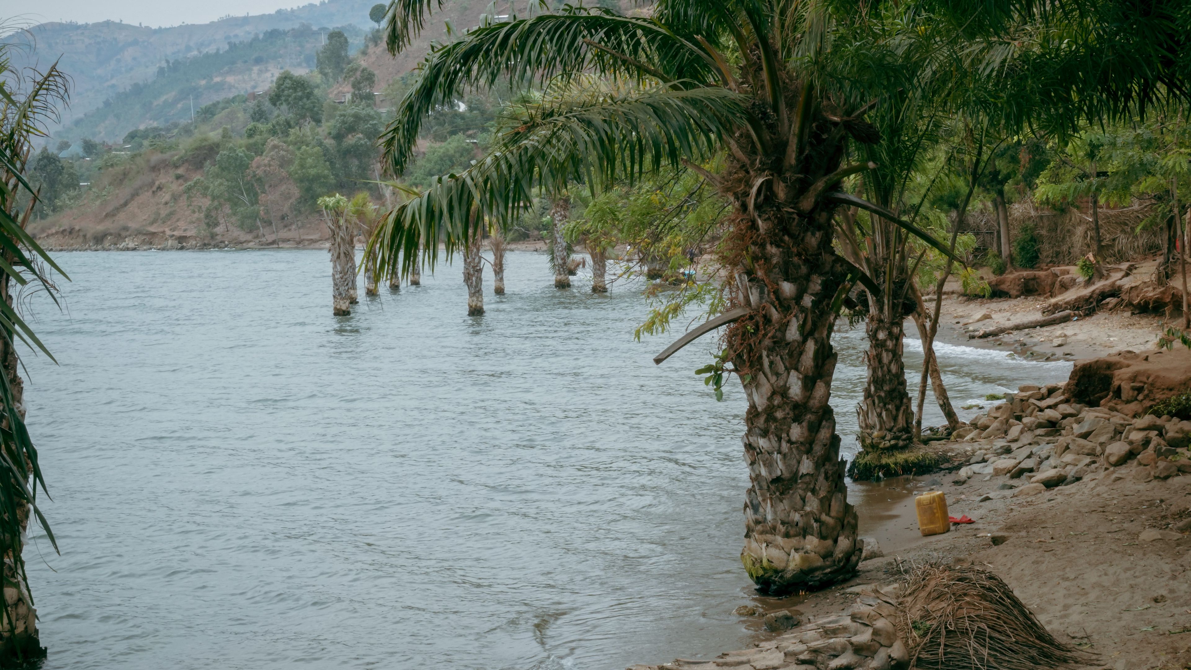 Lac et collines du Burundi